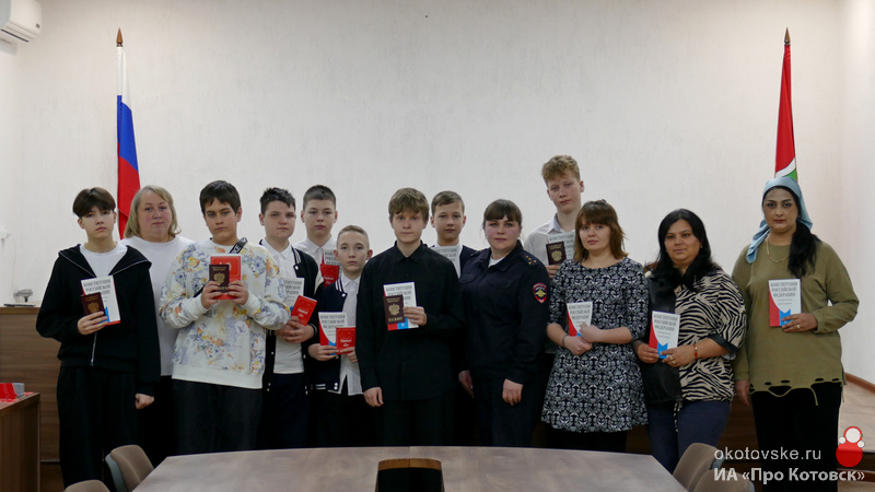 Первые паспорта юным гражданам и новым россиянам